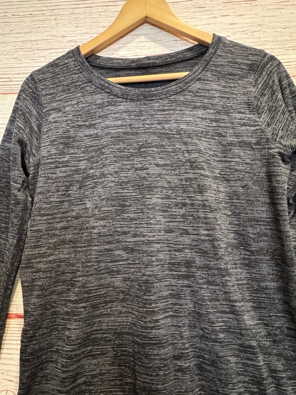 Lululemon Swiftly Relaxed Long Sleeve in Black / White / Black Sz 4 - Picture 5 of 9